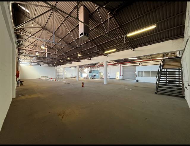 900M² WAREHOUSE TO LET IN PAARDEN EILAND